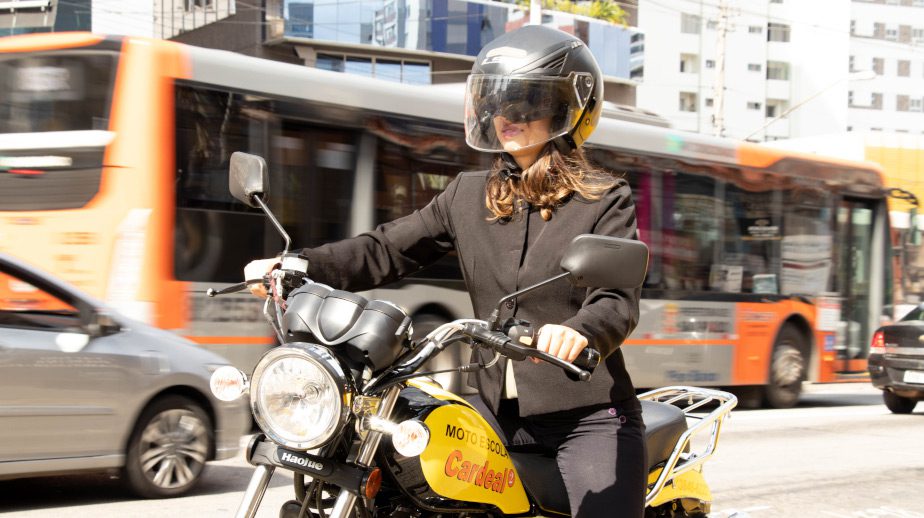Mulher em uma motocicleta auto escola feminina